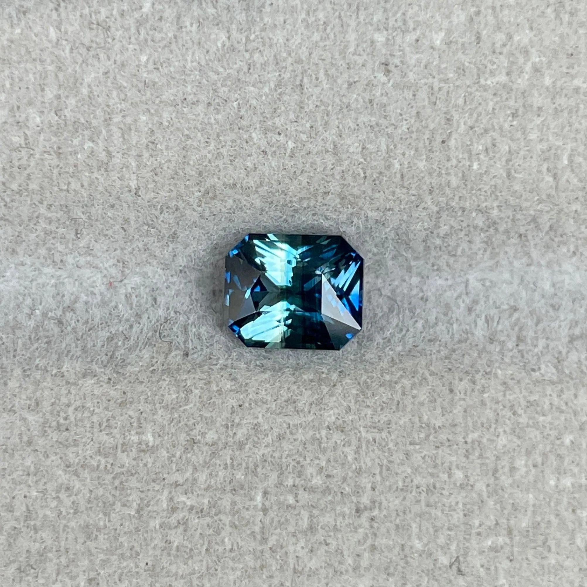 Blueish green sapphire, 1.16 crt