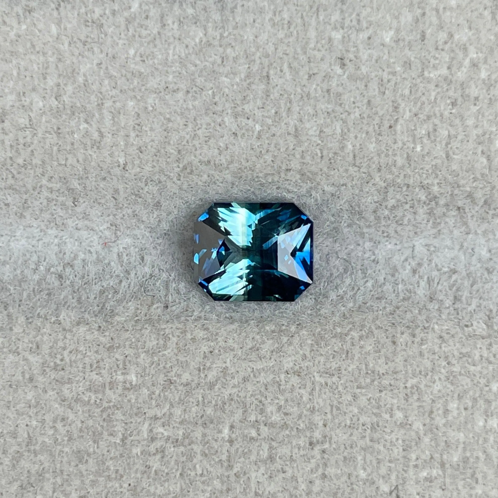 Blueish green sapphire, 1.16 crt