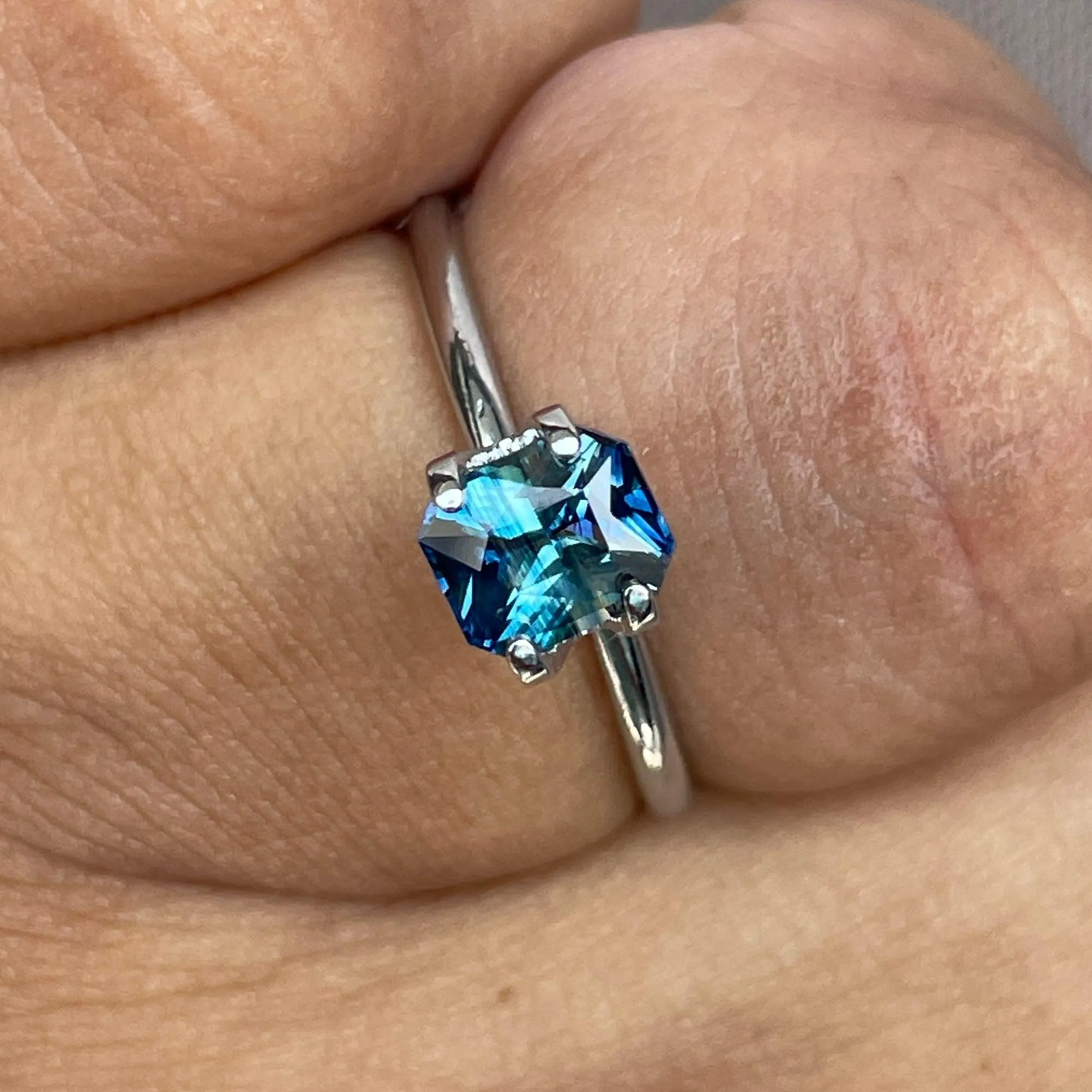 Blueish green sapphire, 1.16 crt