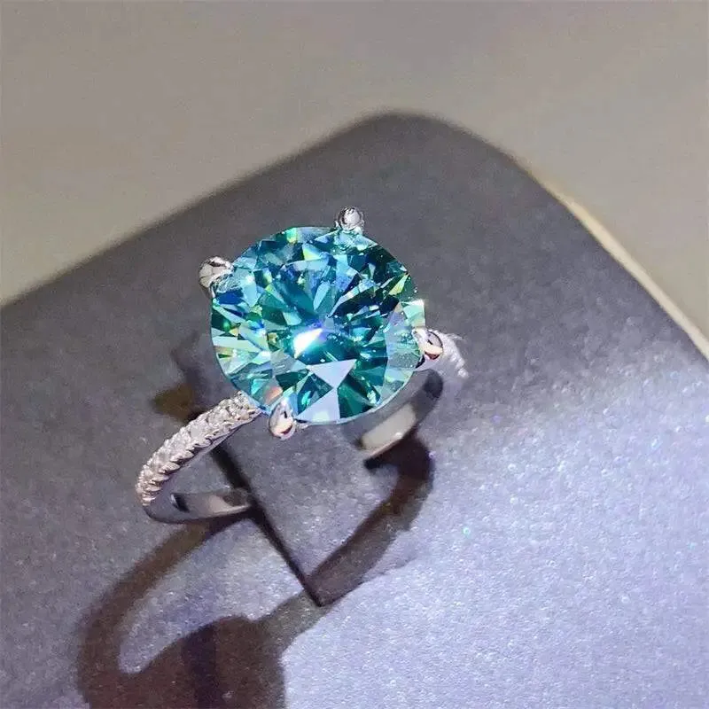 Exquisite 5 Carat Moissanite Ring in Luxury Fashion for Women