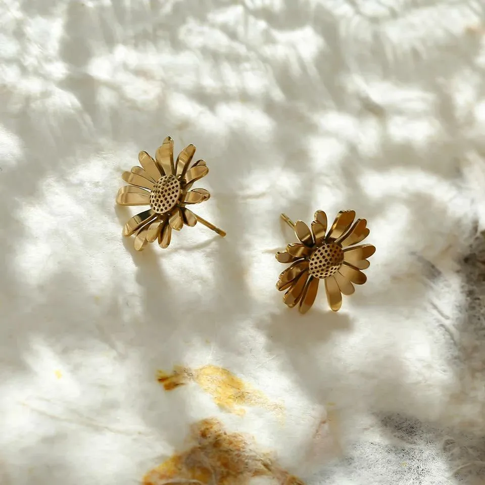 Lucky-Day Flower Stud Earring