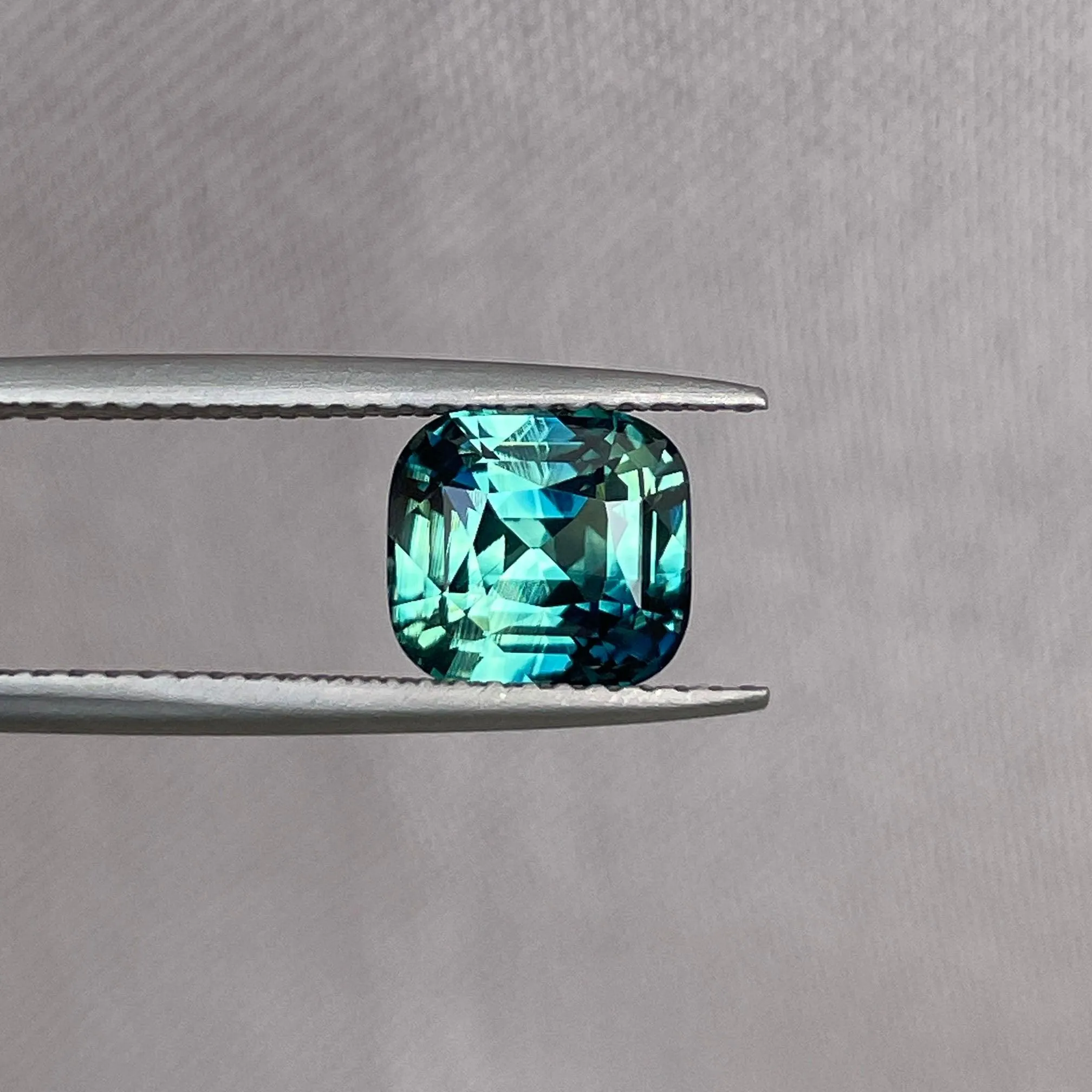 Northern Lights teal sapphire 2.73 crt. Loose gemstone, unmounted sapphire