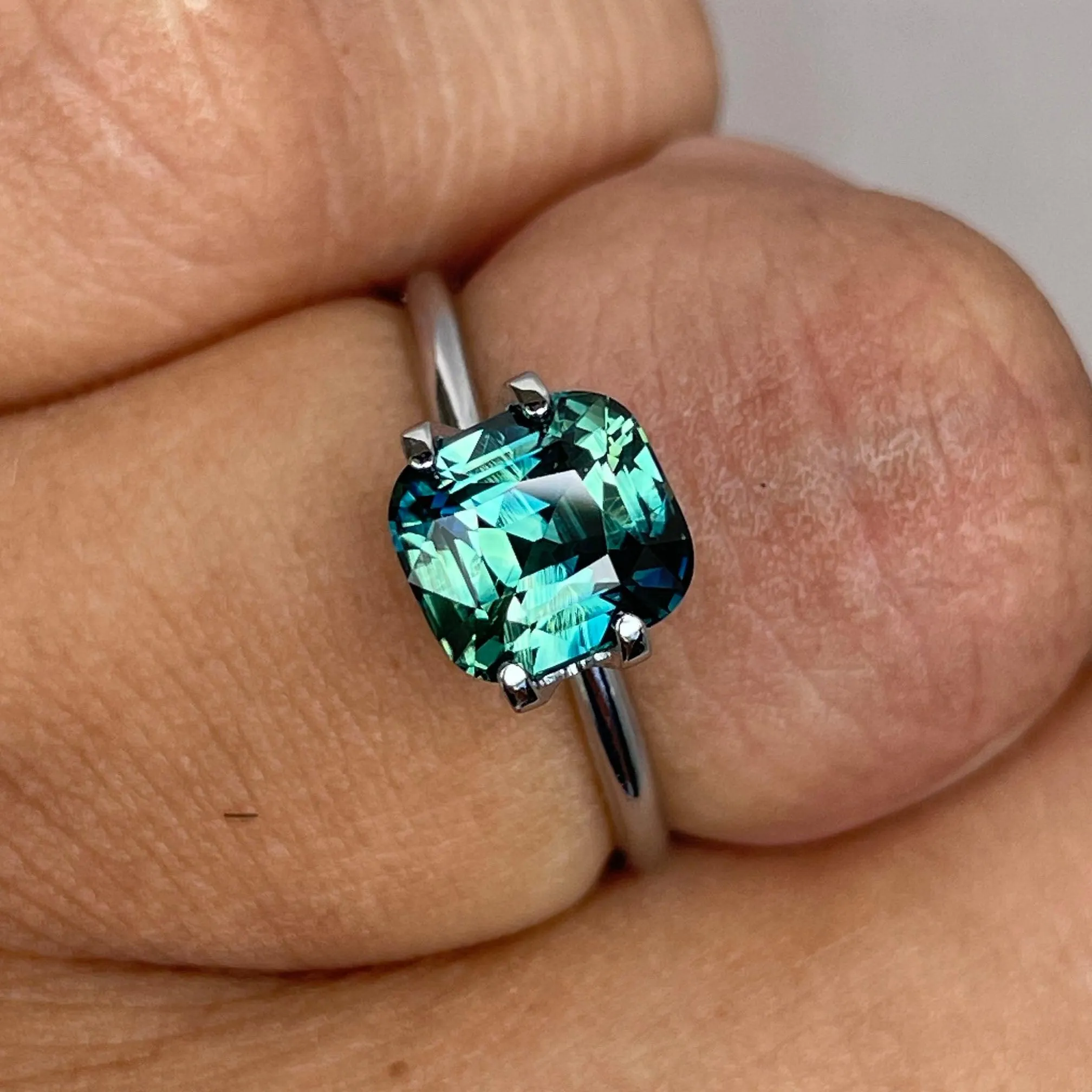 Northern Lights teal sapphire 2.73 crt. Loose gemstone, unmounted sapphire